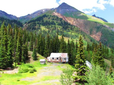 Ouray Colorado yakınlarında terk edilmiş eski bir ev. Tarihi madencilik bölgesi. Yüksek kalite fotoğraf