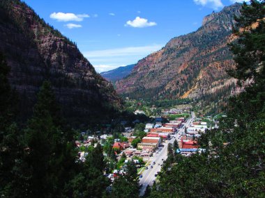 Overlook 'dan Colorado' ya, Kızıl Dağ Geçidi 'ne, küçük tarihi maden kasabasının güzel manzarası. Yüksek kalite fotoğraf
