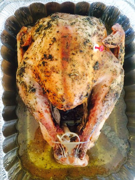 Свежая жареная индейка в лотке, традиционная домашняя кухня. Высокое качество фото