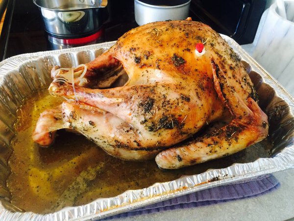 Свежая жареная индейка в лотке, традиционная домашняя кухня. Высокое качество фото