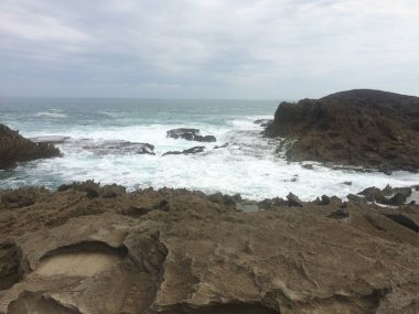 Rocky Sea Shore 'da dalgalar, Playa Puerto Nuevo, Porto Riko. Yüksek kalite fotoğraf