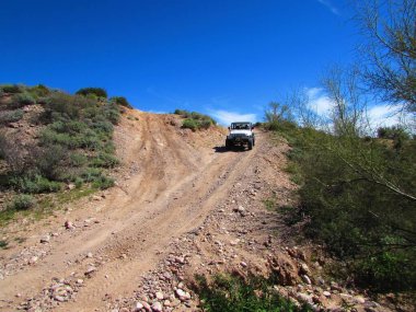 Arizona 'da Dik Toprak Yol' da 4x4 Araç Sürüşü. Yüksek kalite fotoğraf