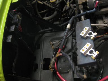 Araba aküsü, temiz elektrik işi için yeni pil terminalleri kuruluyor. Yüksek kalite fotoğraf