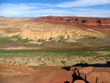 Hite Overlook, Utah 'taki renkli çöl manzarası. Yüksek kalite fotoğraf