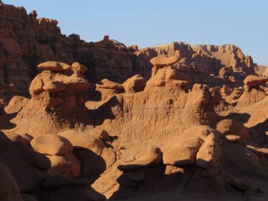 Güneş ve Gölgeler, Cin Vadisi Eyalet Parkı, Utah, ABD 'de kum taşı serserileri. Yüksek kalite fotoğraf