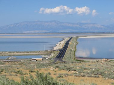 Davis County Causeway, Antelope Adası Eyalet Parkı Yolu, Utah, ABD. Yüksek kalite fotoğraf