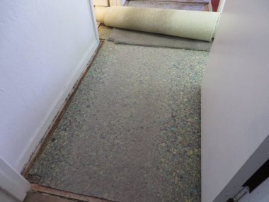 Halı döşeme altlığı ve yerde yuvarlanmış bir halı parçası. Yüksek kalite fotoğraf