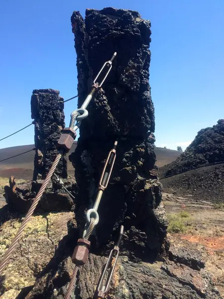 Çit yapmak için Rock Pillar 'a bağlı kablolar. Yüksek kalite fotoğraf