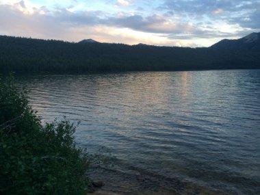 Alturas Gölü, Dusk, Ketchum, Idaho, Sawtooth Ulusal Ormanı. Alturas Koyu Kampı. Yüksek kalite fotoğraf