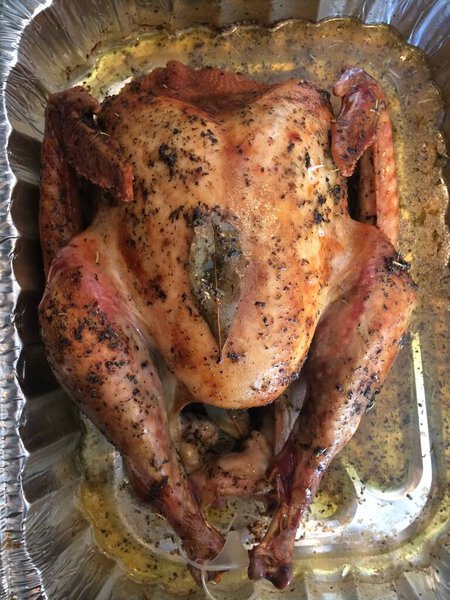 Печь жарила индейку на сковороде на День Благодарения. Высокое качество фото