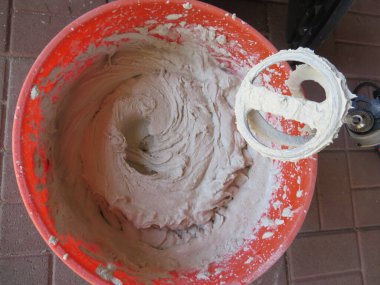 Turuncu Kova içinde fayans havanı karıştırma, DIY Döşeme Silme Projesi. Yüksek kalite fotoğraf