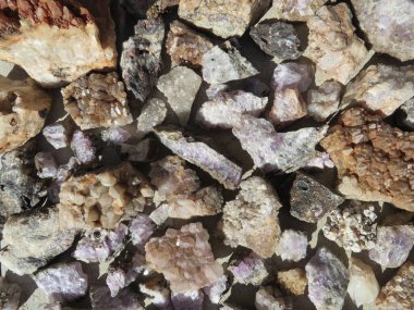 Çiğ Ametist Kristalleri ve Arizona 'dan diğer el madenli taşlar. Yüksek kalite fotoğraf