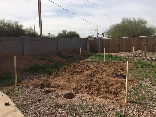 Arizona 'nın arka bahçesindeki Çit Bahçesi' ne çit kuruyorum. Yüksek kalite fotoğraf