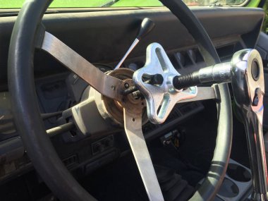 1990 'ların SUV' sinde direksiyon çekme aracı, Viraj Sinyalleri üzerinde çalışıyor. Yüksek kalite fotoğraf