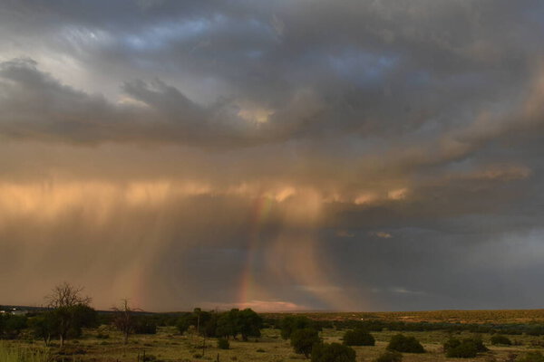 Далекий ливень с Рейнбоу, Мбаппе Погода около Холбрука, Аризона. Высокое качество фото