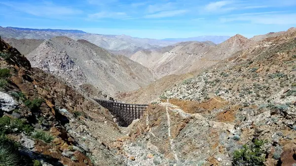 İlk Keçi Kanyonu Tepesi manzarası, Anza Borrego Çölü, Kaliforniya 'da yürüyüş. Ayrıca yol boyunca kayalarda ilginç bir jeoloji de var. Yüksek kalite fotoğraf