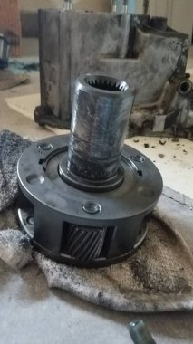 Transfer davasında iki tornavida kullanarak Snap Ring 'i çıkarmak. Yüksek kalite fotoğraf