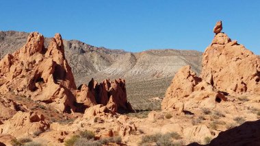 Nevada 'daki Fire State Park Vadisi' nde Jagged Red Rock Formasyonları 'nda yürüyüş. Yüksek kalite fotoğraf