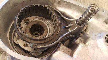 Transfer davasını onarmak, 1990 'ların SUV' sinde bir Shift Fork 'u değiştirmek. Yüksek kalite fotoğraf