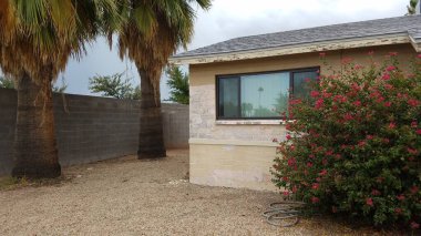 Eski bir evi onarmak, dış yüzeyde resim hazırlamak. Yüksek kalite fotoğraf