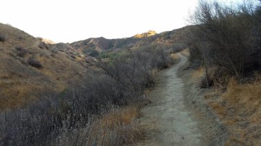 Towsley Kanyon Parkı 'ndan geçen patika, Santa Clarita yakınlarında yürüyüş. Yüksek kalite fotoğraf