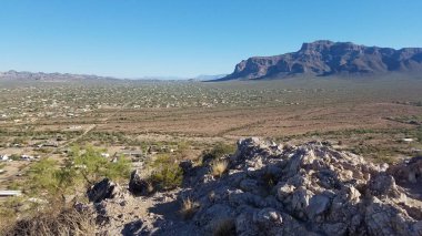 Arizona, Apaçi Kavşağı 'ndaki Aptal Dağ' dan Batıl inanç Dağları 'nın manzarası. Yüksek kalite fotoğraf