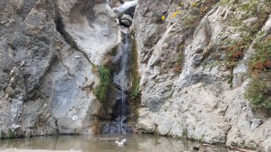 Los Angeles, Kaliforniya yakınlarındaki Eaton Canyon Doğal Alanı 'ndaki bir şelaleye yürüyüş. Yüksek kalite fotoğraf