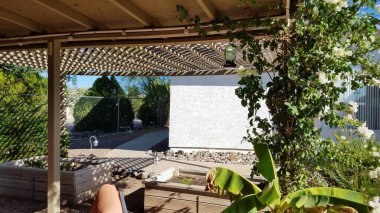 Arizona 'da tesisleri ve kafes tavanı olan rahat bir teras alanı. Yüksek kalite fotoğraf