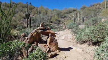 Patika 'daki Kaya Penceresi, Arizona' daki Apaçi Kavşağı 'nın yakınındaki Yürüyüş. Yüksek kalite fotoğraf