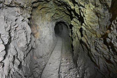 Arizona 'da terk edilmiş bir yeraltı madeninde Ore Carts için demiryolu. Yüksek kalite fotoğraf