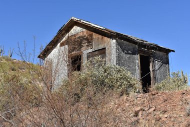 Arizona 'daki eski bir maden sahasında terk edilmiş bir kulübe çürüyor. Yüksek kalite fotoğraf