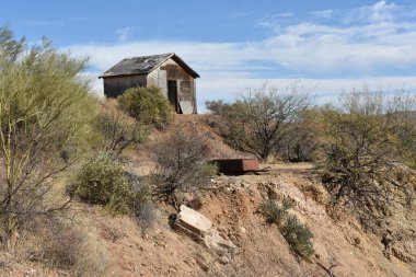 Tepedeki Eski Kulübe 'de terk edilmiş, Arizona' da eski bir maden sahasında çürüyor. Yüksek kalite fotoğraf