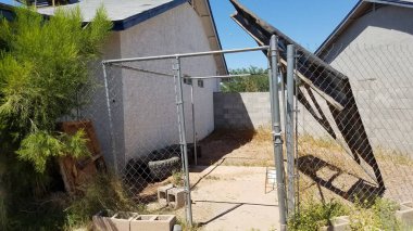 Hurda yığını Yard 'daki Zincir Halka Çiti' nin arkasında, Fırtına 'dan esiyor. Yüksek kalite fotoğraf
