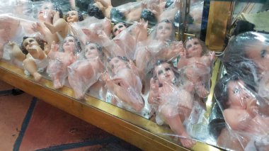 Satılık Davadaki Ürpertici Bebekler, Plastiğe Sarılmış Tek Başına. Yüksek kalite fotoğraf