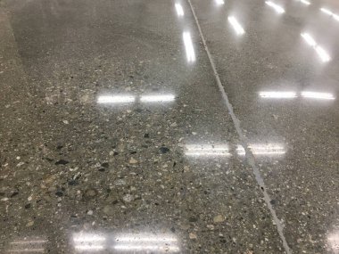 Yeni cilalanmış beton zeminde yansıyan ışıklarla tahıl taneleri. Yüksek kalite fotoğraf