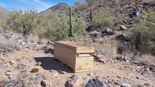 Scottsdale, Arizona 'daki McDowell Sonoran Konservesi' nde Big Metal Kutusu. Yüksek kalite fotoğraf