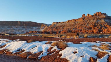 Utah, Moab yakınlarındaki Karlı Kaya oluşumlarında Sabah Işığı. Yüksek kalite fotoğraf