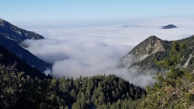 Dağ yürüyüşü. San Gabriel Dağları, Kaliforniya 'da keldi. Aynı zamanda Mt. San Antonio, Los Angeles yakınlarında. Yüksek kalite fotoğraf