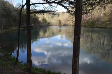 Bulutların yansımaları, Ayna Gölü, Blanchard Springs, Mountain View, Arkansas. Yüksek kalite fotoğraf