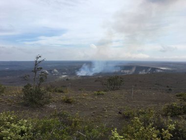 Hawaii 'deki volkanik manzara, Halemaumau Kraterinden yükselen duman. Yüksek kalite fotoğraf