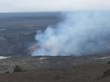 Hawaii 'nin Büyük Adası' ndaki Halemaumau Krateri 'ndeki volkanik manzara. Yüksek kalite fotoğraf