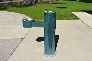 Burlington, Wisconsin 'de halka açık bir parkta Çeşme İçme. Yüksek kalite fotoğraf