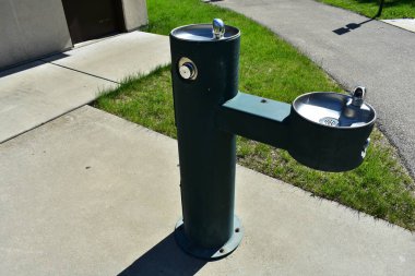 Burlington, Wisconsin 'de halka açık bir parkta açık bir Çeşme. Yüksek kalite fotoğraf