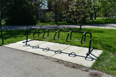 Burlington, Wisconsin, ABD 'deki Küçük Ortabatı Kasabası' ndaki bir halk parkında Metal Bisiklet Rafı. Yüksek kalite fotoğraf