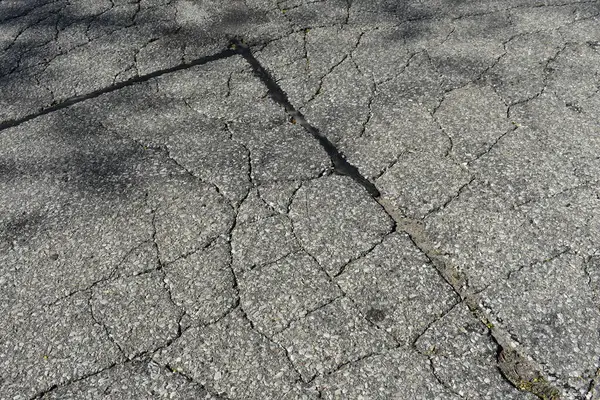 Çatlak asfalt kırılması, aşınmış asfalt kırılması ve güneşte parçalanması. Yüksek kalite fotoğraf