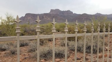Batıl inanç Dağları 'nda karamsar bir gün, Broadway Patikası' ndan yürüyüş. Apaçi kavşağı, Arizona. Yüksek kalite fotoğraf