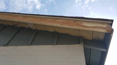 Ev Geliştirme, Mesa, Arizona 'daki Eski Tuğla Evi' ne Ahşap Saçak Boyama. Yüksek kalite fotoğraf