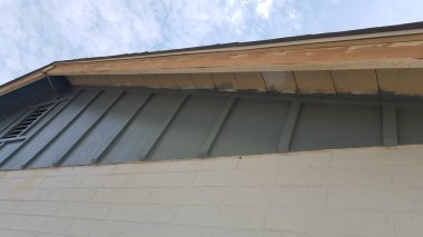 Ev Geliştirme, Mesa, Arizona 'daki Eski Tuğla Evi' ne Ahşap Saçak Boyama. Yüksek kalite fotoğraf
