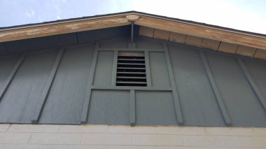 Ev Geliştirme, Mesa, Arizona 'daki Eski Tuğla Evi' ne Ahşap Saçak Boyama. Yüksek kalite fotoğraf