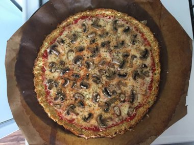 Mantarlı, soslu ve peynirli ev yapımı Karnabahar Pizza Kabuğu. Yüksek kalite fotoğraf